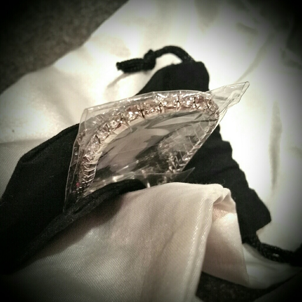 NEW Silver Rhinestone Stretch Bracelet - Picture 3 of 6